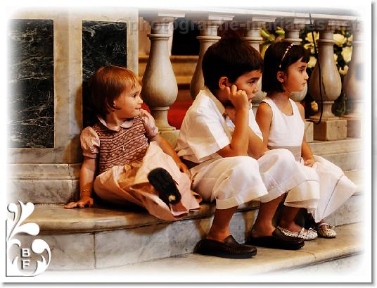 Enfants ecoutant la ceremonie religieuse